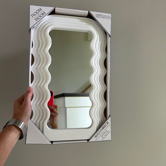 NIB Instagram Favorite White Wavy Mirror - Picture 5 of 7